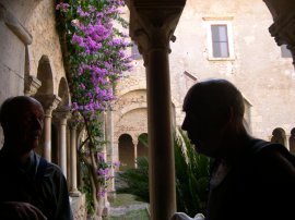 Alberto e Renzo
nel chiostro della
abbazia di Valvisciolo
(15312 bytes)